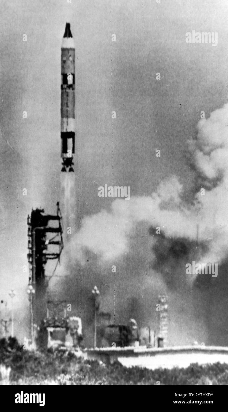 IL TITAN 2 TRASPORTA GEMINI LASCIA IL TRAMPOLINO DI LANCIO A CAPE KENNEDY, FLORIDA; 8 APRILE 1964 Foto Stock