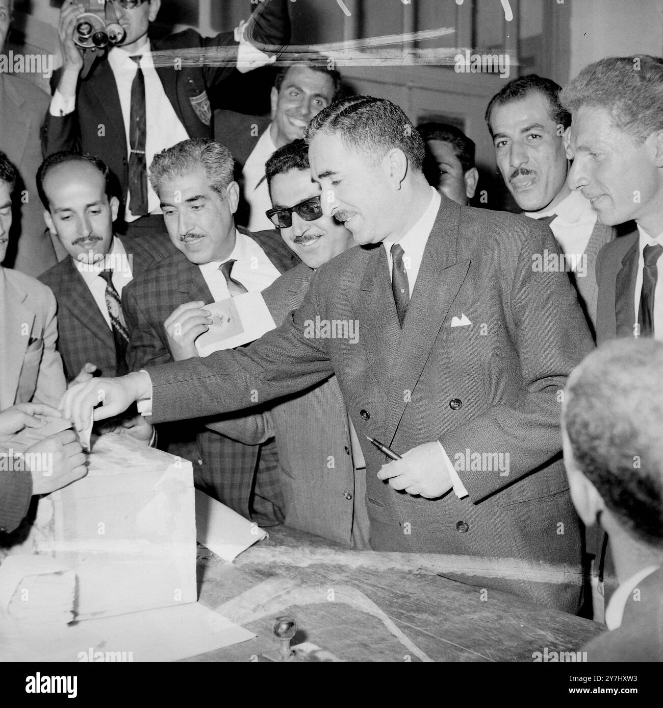 L'EX PRIMO MINISTRO LIBANESE RASHID KARAMI VOTA A TRIPOLI / ; 6 APRILE 1964 Foto Stock