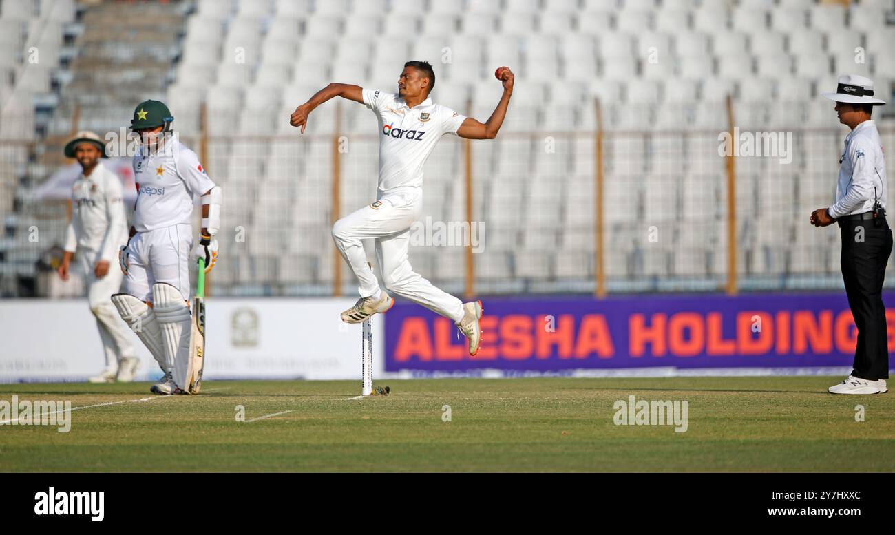 Il pugile del Bangladesh Taijul Islam Bowl durante la prima partita di test del Bangladesh e del Pakistan del secondo giorno allo Zahur Ahmed Chowdhury Stadium di Chattogram Foto Stock