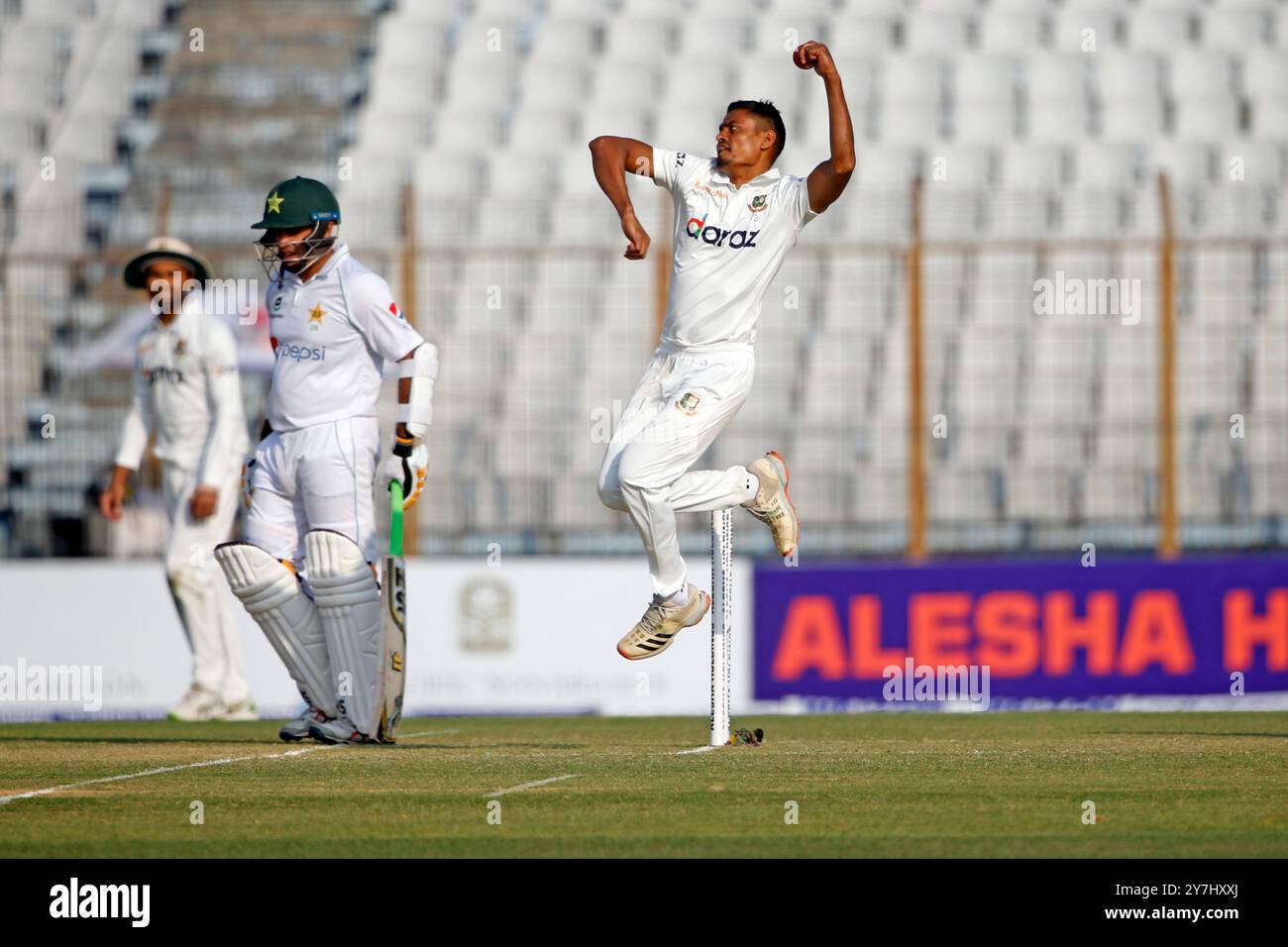 Il pugile del Bangladesh Taijul Islam Bowl durante la prima partita di test del Bangladesh e del Pakistan del secondo giorno allo Zahur Ahmed Chowdhury Stadium di Chattogram Foto Stock