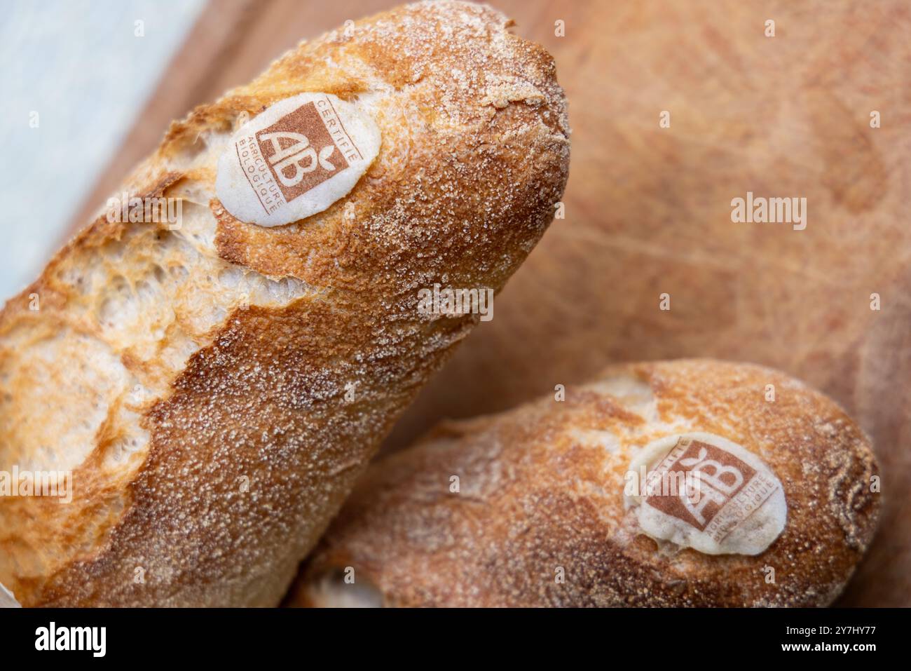 Parigi, Francia - 29 luglio 2024 : baguette di pane francese biologico tradizionale con logo AB Foto Stock