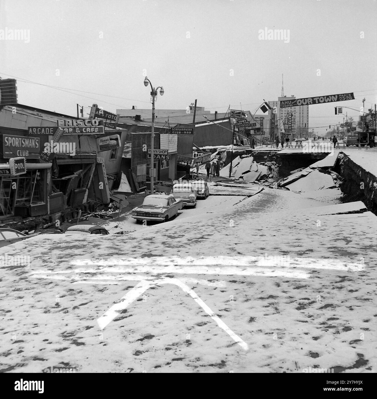 Anchorage , Alaska : un terremoto che ha colpito l' Alaska il 27 marzo 1964 ha devastato questa città dove una commedia , di Thornton Wilder , ' Our Town' , era in scena al teatro locale . Il cartello (a destra) insieme ad altri tremava sopra il centro della città in frantumi. Il terremoto scatenò anche un'onda di marea di 17 piedi che attraversò il Pacifico verso il Giappone. 30 MARZO 1964 Foto Stock