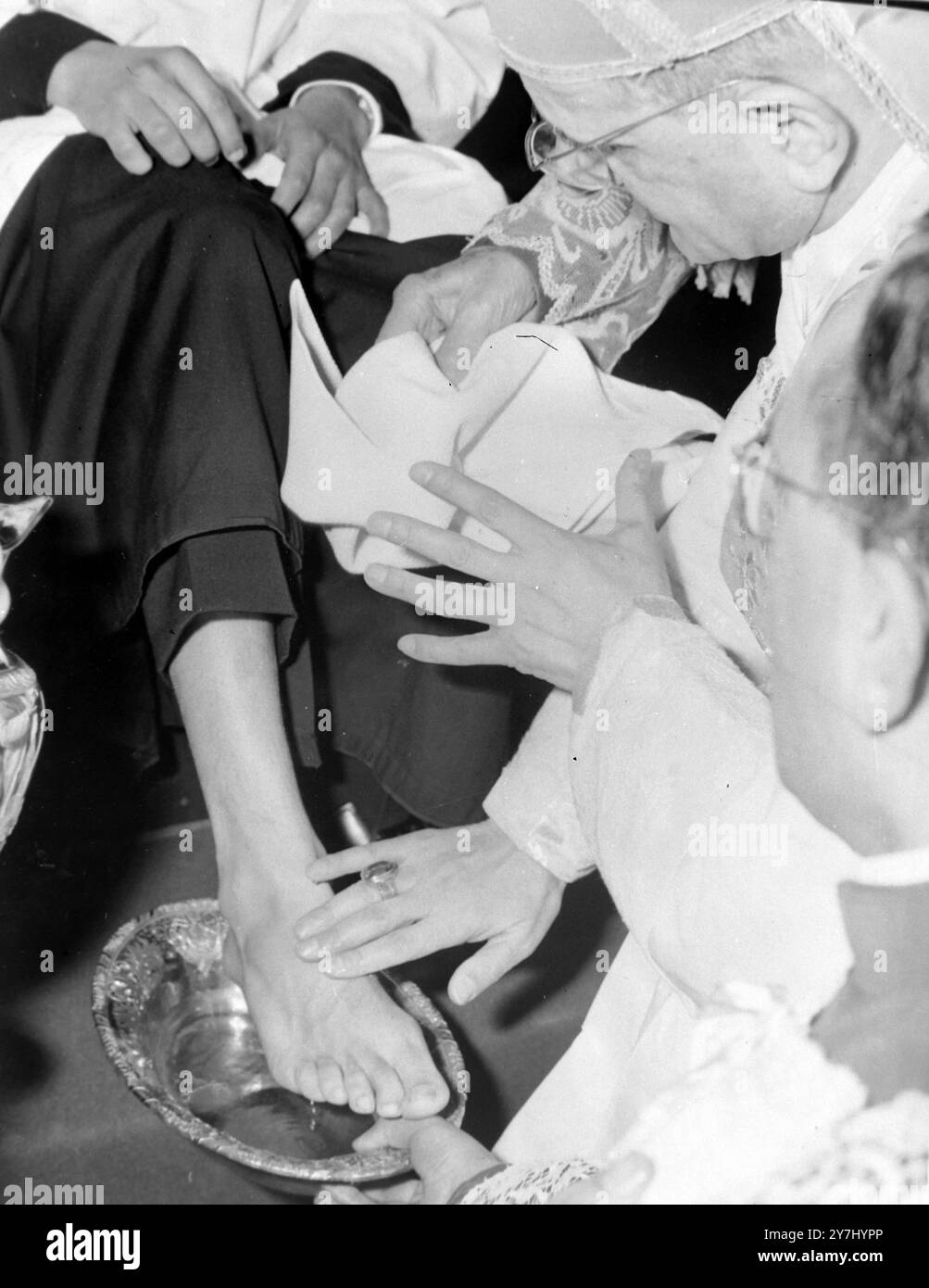 CITTÀ DEL VATICANO PAPA PAOLO VI ALLA BASILICA DI SAN GIOVANNI IN LATERANO IN CERIMONIA DEL GIOVEDÌ SANTO A ROMA; 28 MARZO 1964 Foto Stock