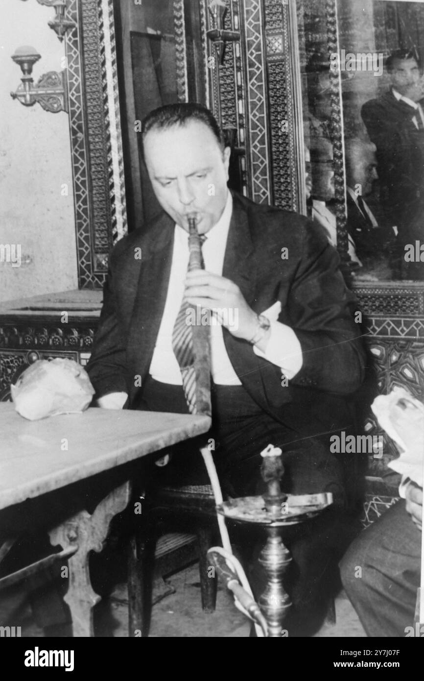 MANUEL FRAGA CHE FUMA UNA PIPA NARGHILÈ AL CAIRO / ; 25 MARZO 1964 Foto Stock
