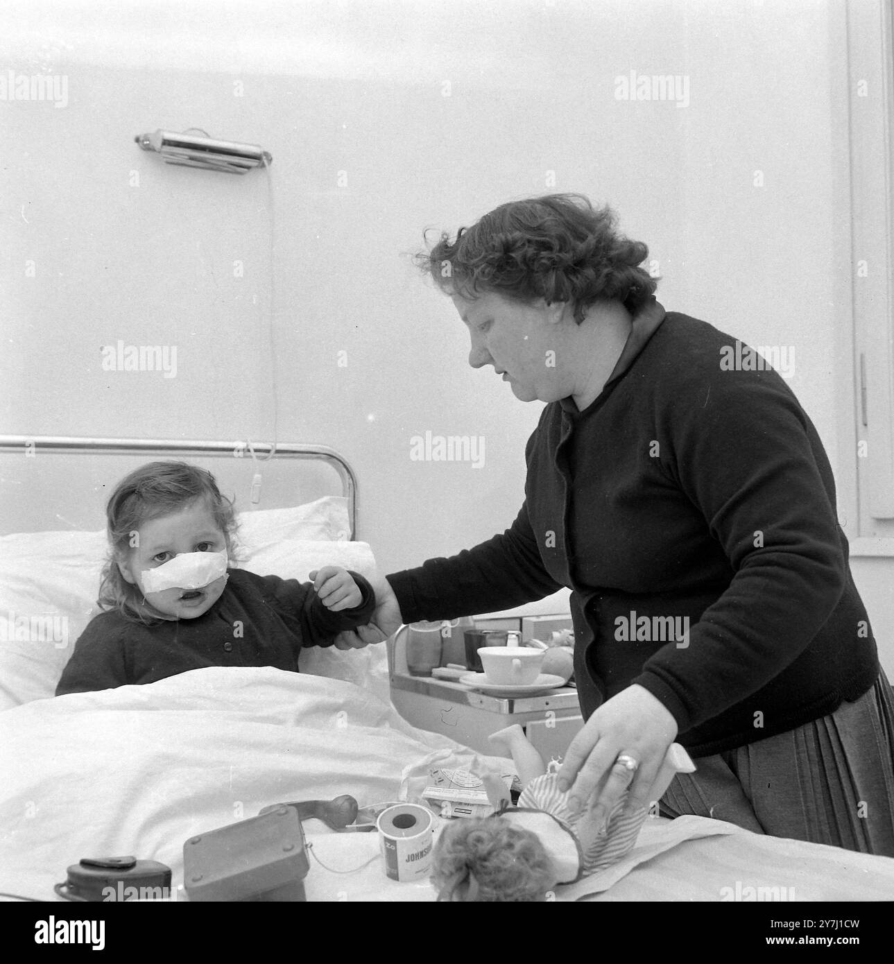MONICA PAJOLA CON AURELIA PAJOLA IN OSPEDALE DOPO CHE IL CANE MORDE IL NASO DEL BAMBINO IN ITALIA / ; 24 MARZO 1964 Foto Stock