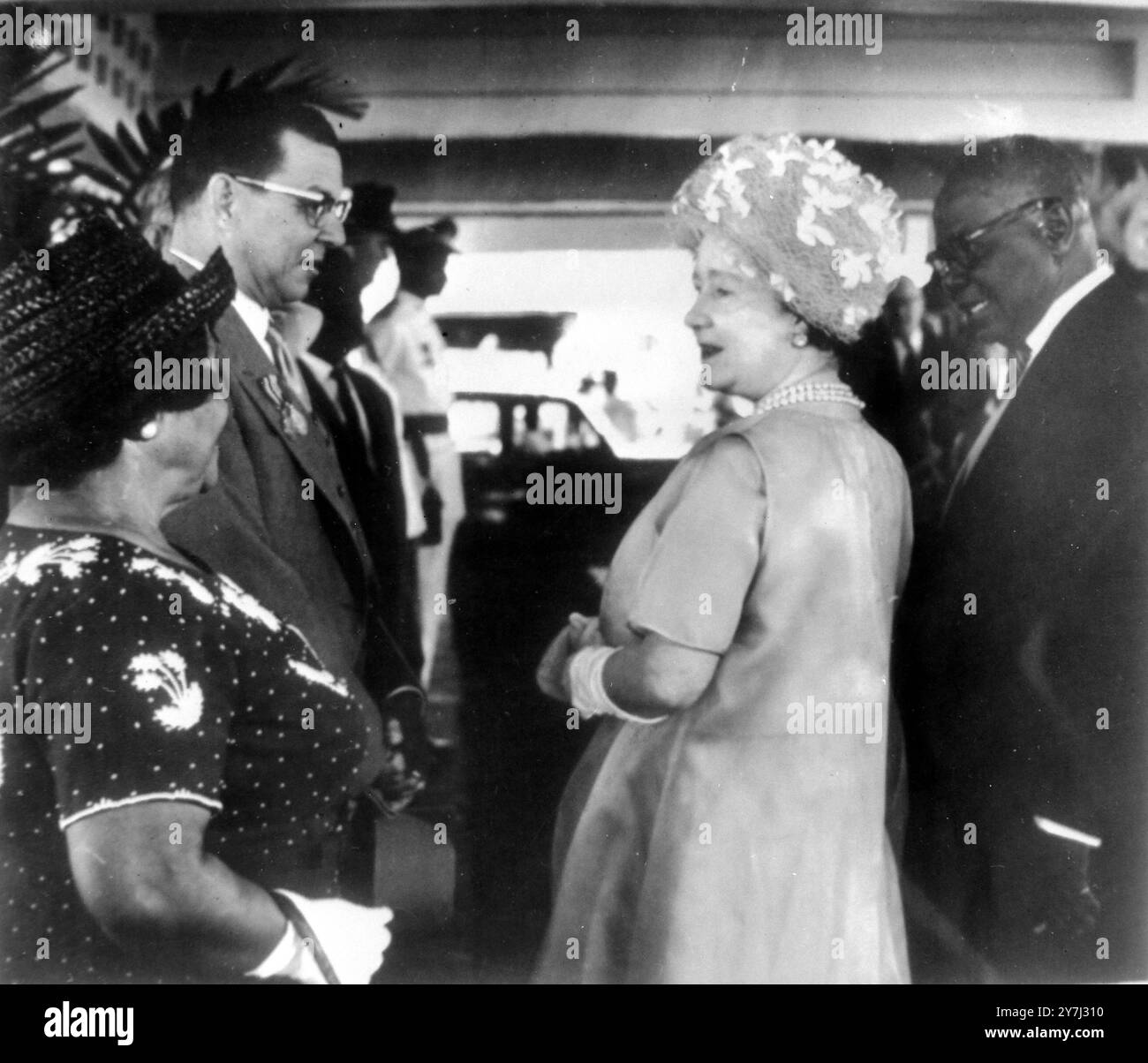 DONALD SANGSTER CON CLIFFORD CAMPBELL E REGINA MADRE A KONGSTON, GIAMAICA / ; 14 MARZO 1964 Foto Stock