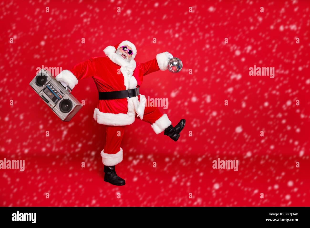 Foto a figura intera di bei scherzi risi attivi energici simpatici scherzi umoristici che cantano campane jingle sants che si divertono christmastime Holding Foto Stock