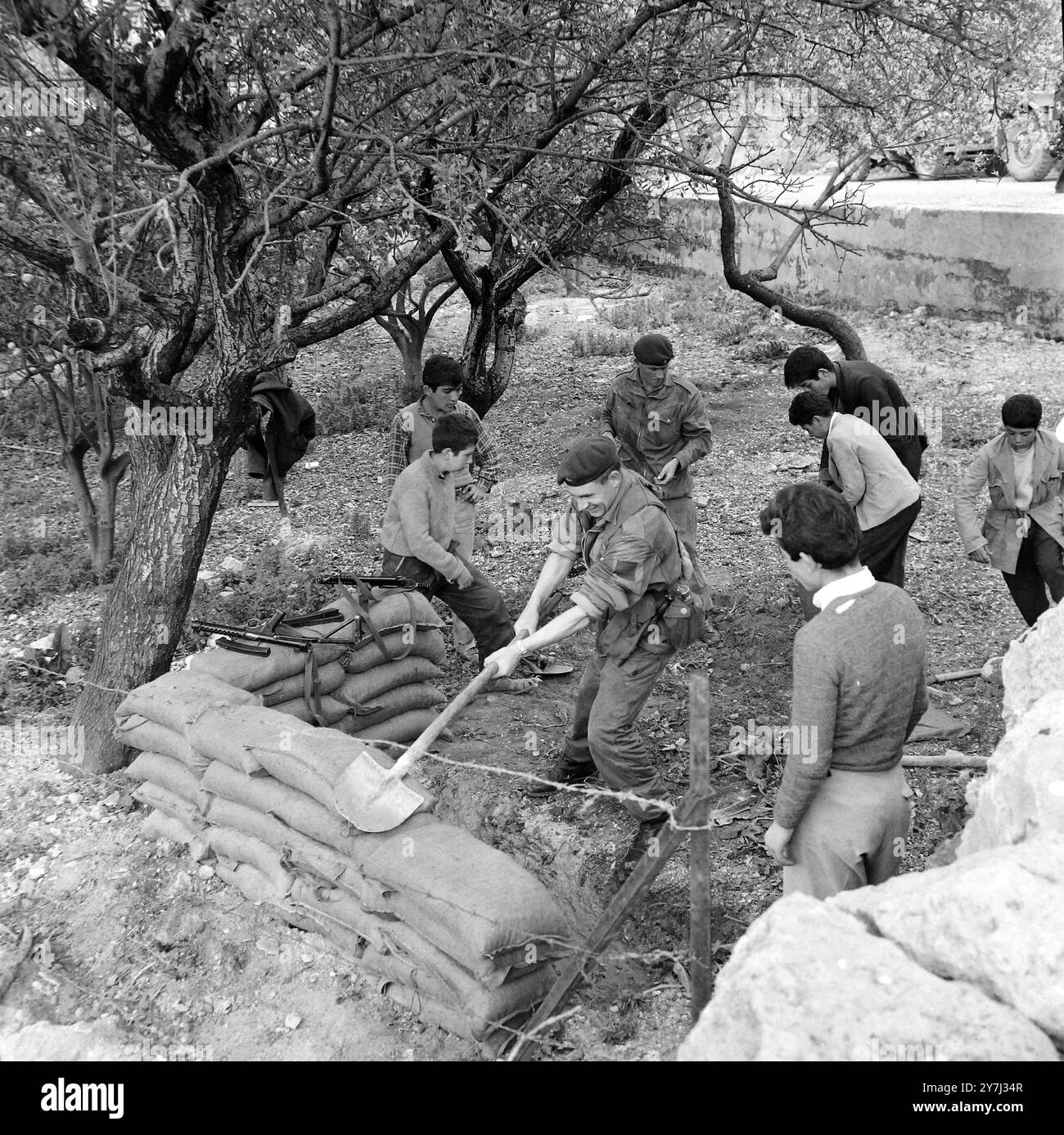 ALLEN JONES SCAVA IN TURCO VILLAGGE A NICOSIA, CIPRO / ; 13 MARZO 1964 Foto Stock