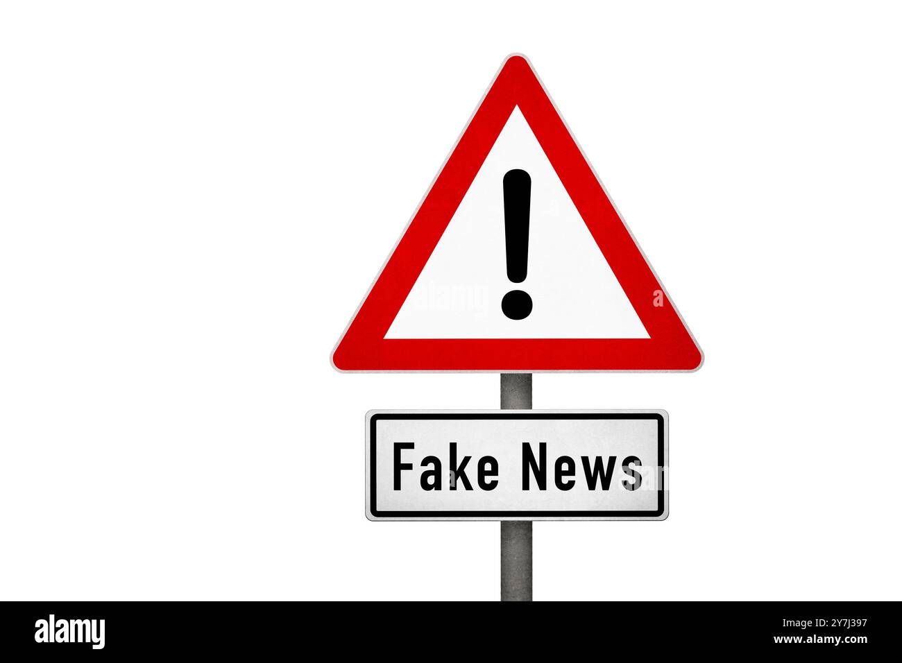 Fake News Warning Road Sign contro Stormy Sky isolato su White Foto Stock