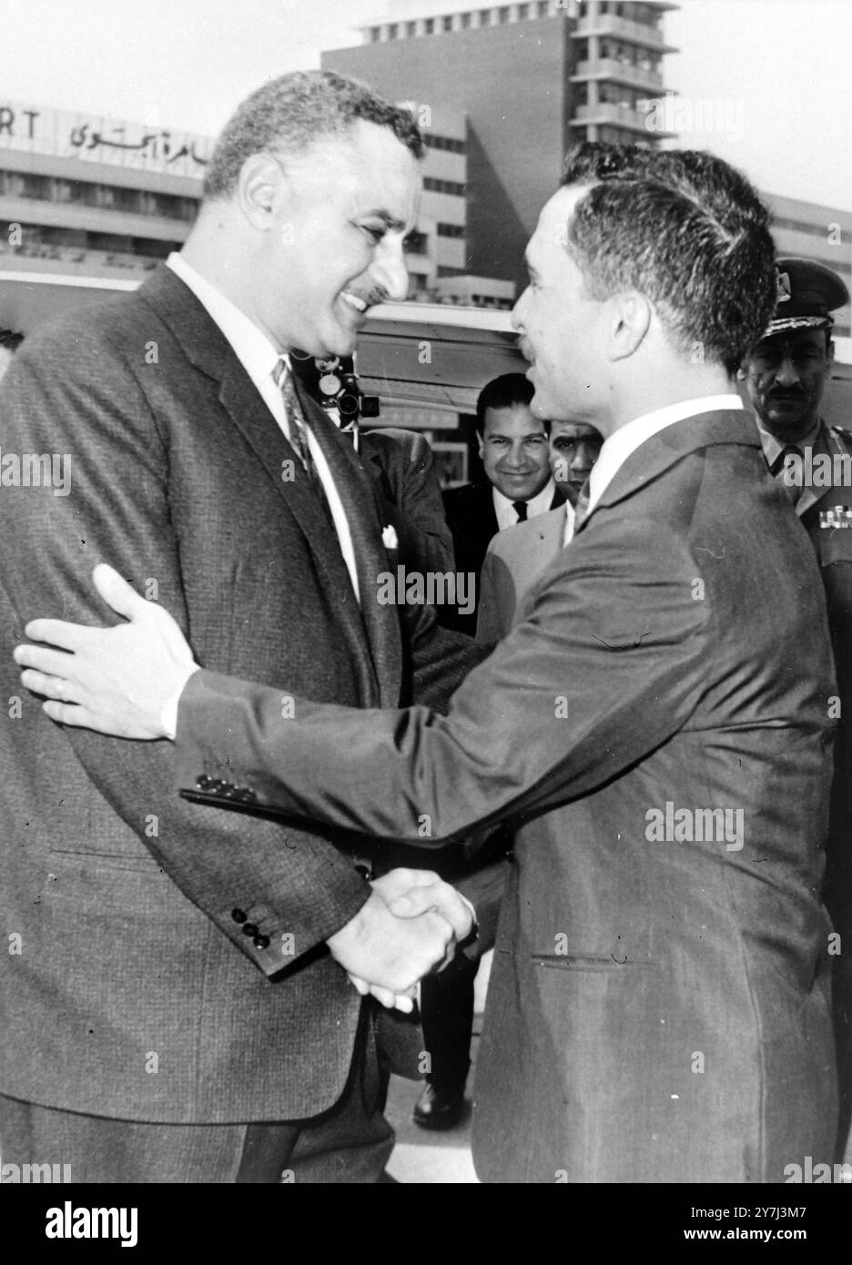 RE HUSSEIN DI GIORDANIA CON IL PRESIDENTE DELLA REPUBBLICA ARABA UNITA GAMAL ABDUL NASSER AL CAIRO; 12 MARZO 1964 Foto Stock