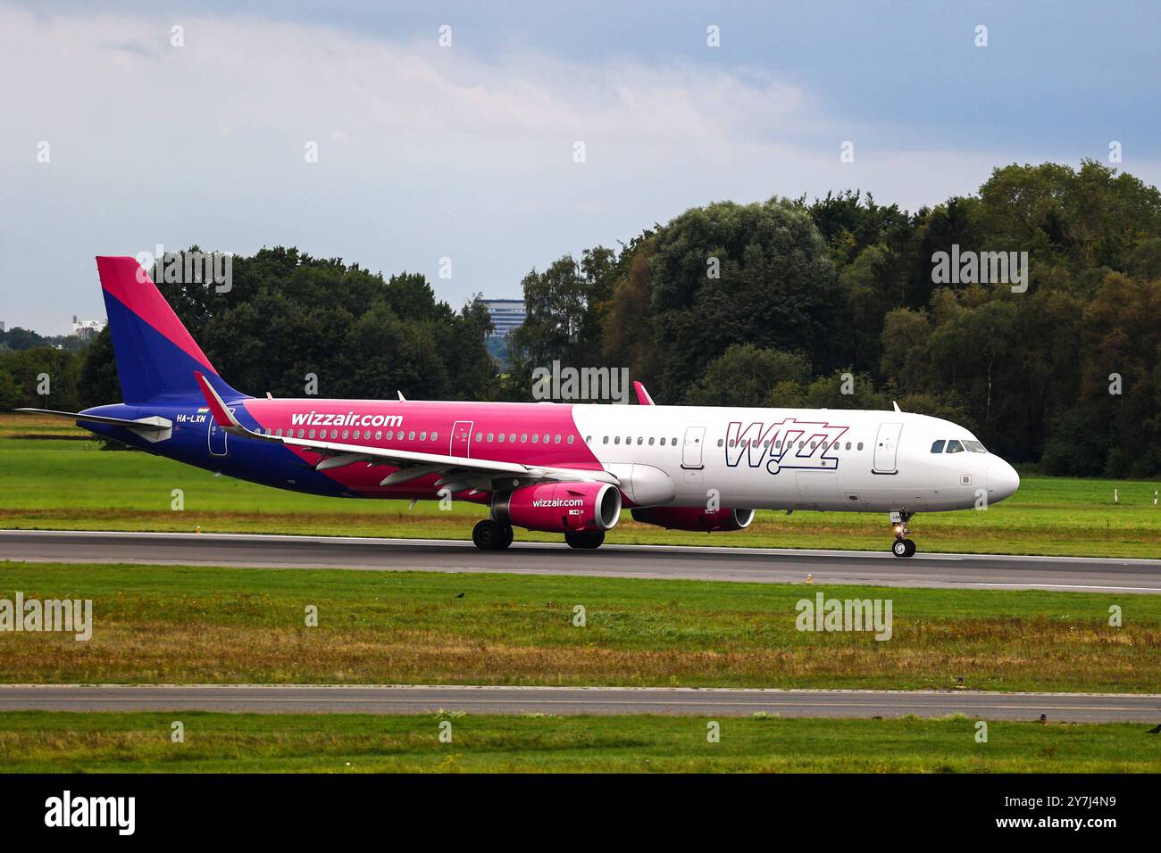 Stockbilder 09/2024 Wizz Air Flugzeug auf dem Hamburg Airport Helmut Schmidt *** foto d'archivio 09 2024 Wizz Air aeroplano presso l'aeroporto di Amburgo Helmut Schmidt Copyright: XLobeca/RalfxHomburgx Foto Stock
