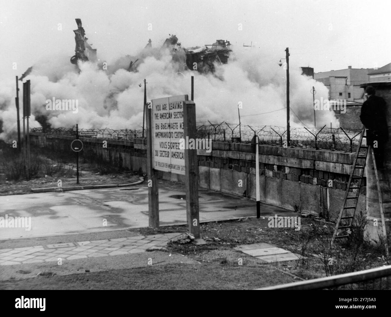 EDIFICIO DI CONFINE FATTO ESPLODERE DALLA POLIZIA DELLA GERMANIA EST A BERLINO ; 4 MARZO 1964 Foto Stock