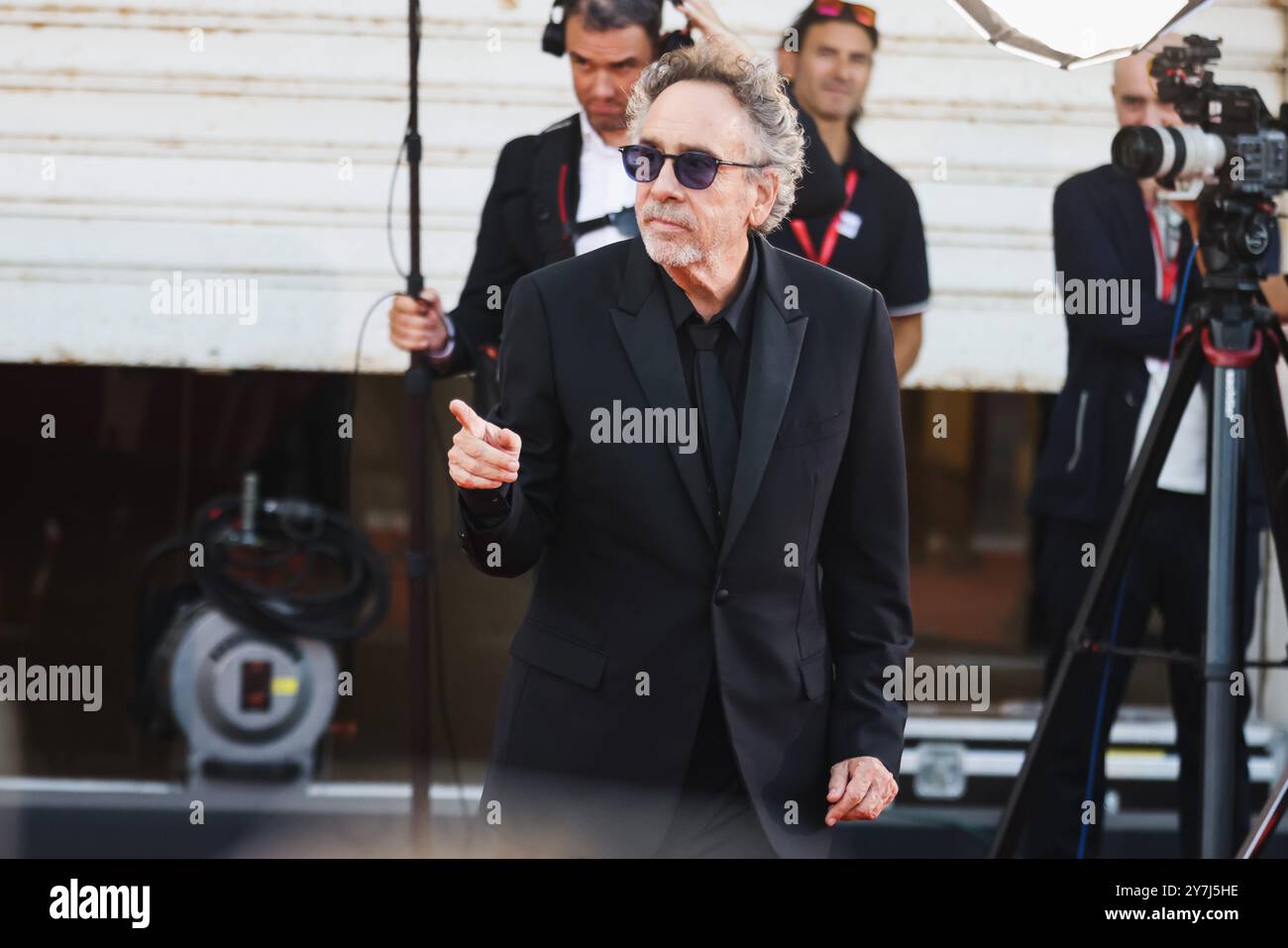 Tim Burton partecipa al Red carpet per la prima di Beetlejuice Beetlejuice durante la 81a Mostra Internazionale d'Arte cinematografica di Venezia al Palazzo del Cinema di Lido di Venezia, Italia, il 28 agosto 2024 (foto di Alessandro Bremec/NurPhoto). Foto Stock