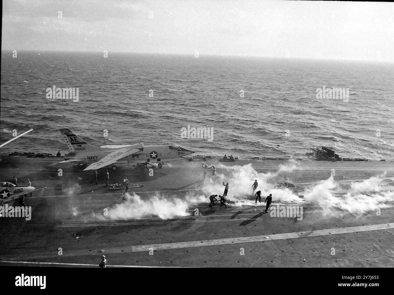 US AIRFORCE VAPORE INTORNO A GROUNDCREW SUL PONTE DOPO CHE L'AEREO PRENDE IL PONTE DELLA USS ENTERPRISE A CRETA, LA PIÙ GRANDE NAVE PRIMA PORTAEREI NUCLEARE; 2 MARZO 1964 Foto Stock