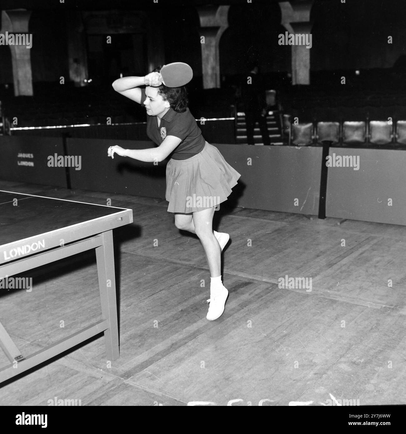 CAMPIONATO INGLESE DI TENNIS DA TAVOLO APERTO A LONDRA - FOLDI MRS L PRACTICES / ; 27 FEBBRAIO 1964 Foto Stock