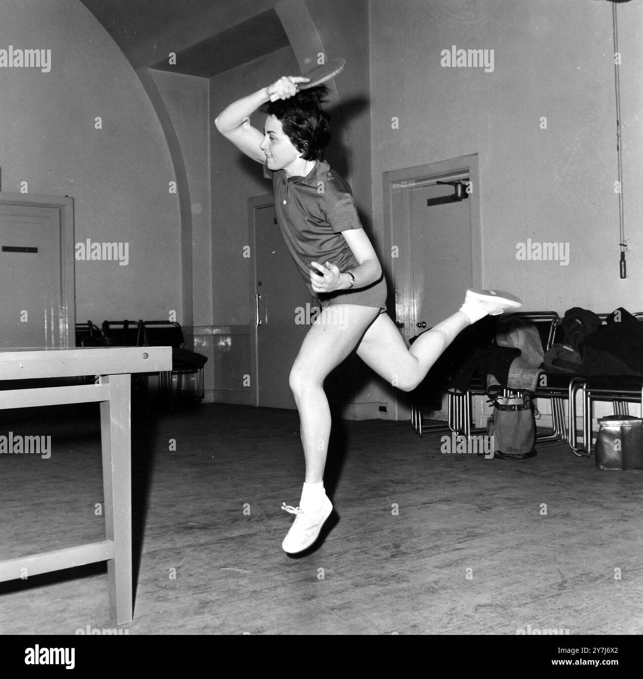 CAMPIONATO INGLESE DI TENNIS DA TAVOLO APERTO A LONDRA - CONSTANTINESCU ELLA IN AZIONE ; 27 FEBBRAIO 1964 Foto Stock