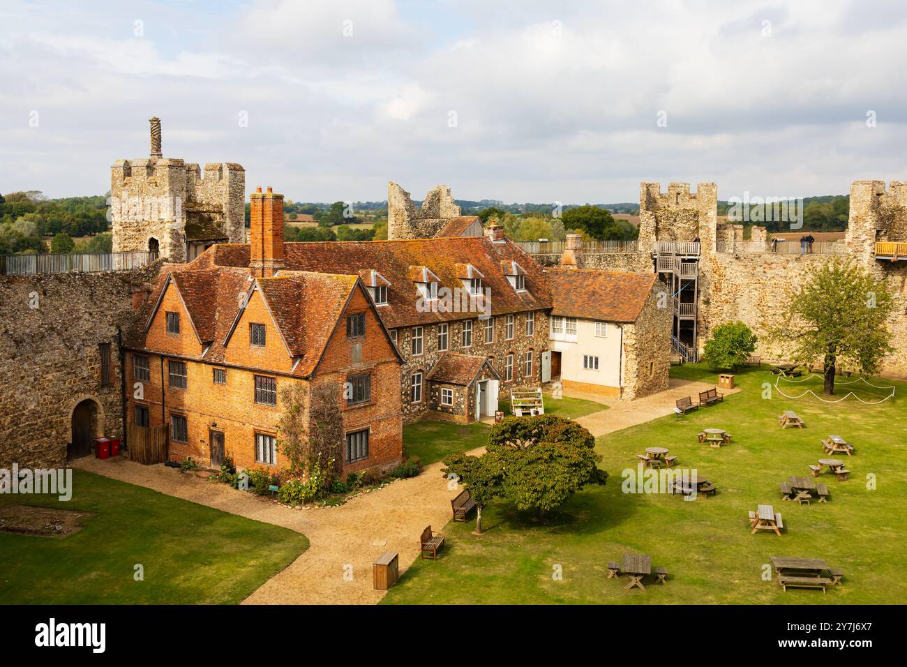 Cortile interno e sala operatoria, castello di Framlingham, Suffolk, Inghilterra Foto Stock