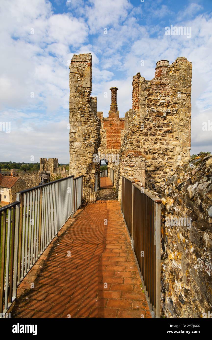 Passerella intorno alle mura del castello, al castello di Framlingham, Suffolk, Inghilterra Foto Stock