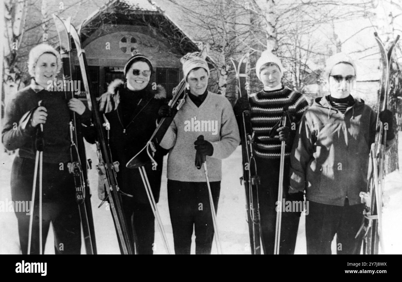 5 SUORE IN ABITI DA SCI IN AUSTRIA; 20 FEBBRAIO 1964 Foto Stock