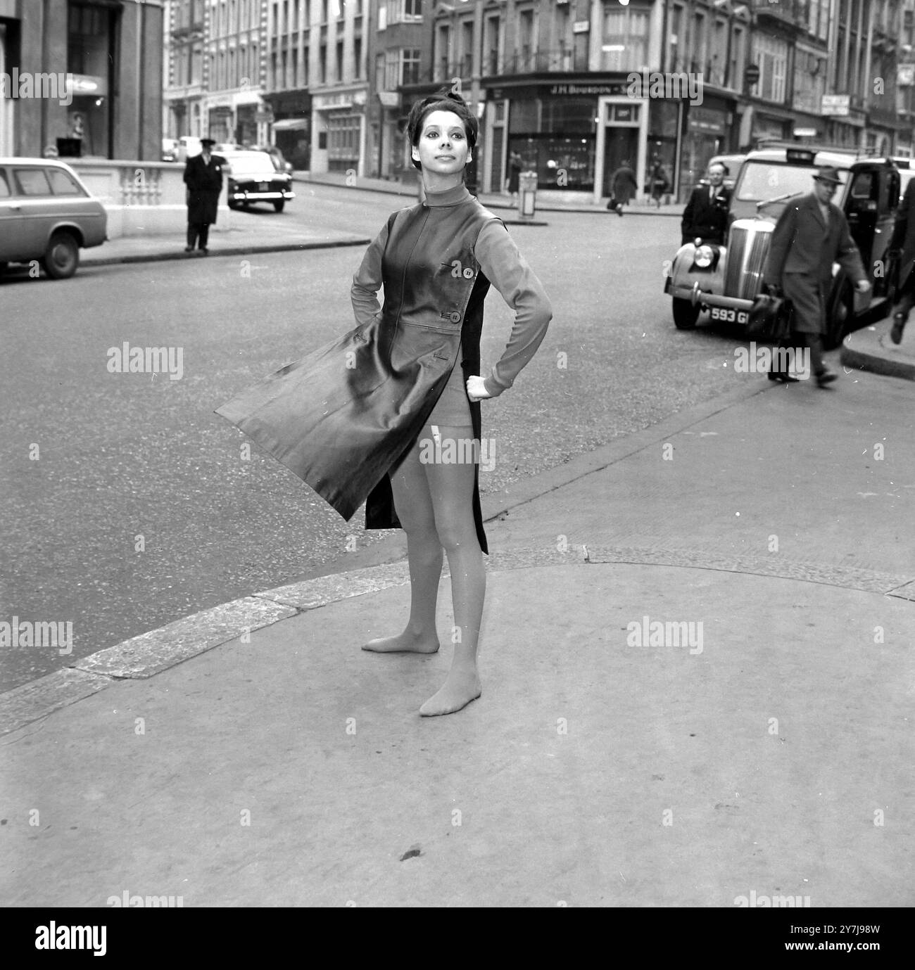 ABITO TABARD MODELLO DEI CAVALIERI NON INDOSSATO A LONDRA / ; 19 FEBBRAIO 1964 Foto Stock