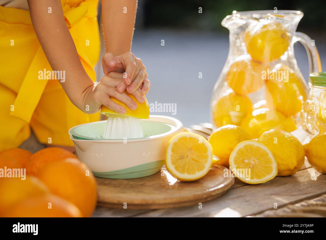 Una caraffa di limonata con limoni a fette e arance su un tavolo, limone fresco, limonata Foto Stock