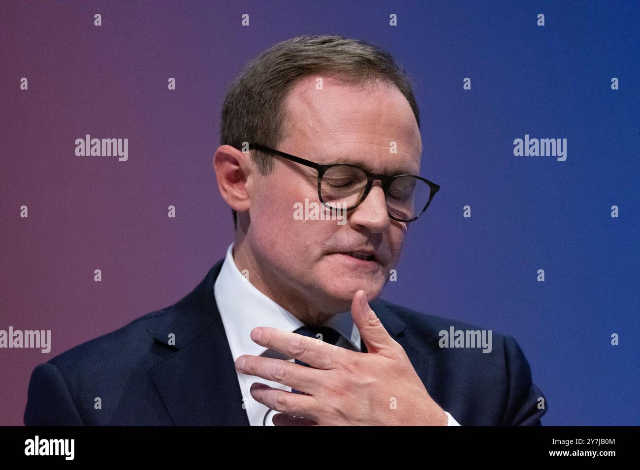 Birmingham, Regno Unito. 30 settembre 2024. Tom Tugendhat Leadership Candidate Birmingham UK, si rivolge ai delegati il 2° giorno della conferenza . Il Partito Conservatore si riunisce a Birmingham, presso l'International Convention Centre, per la sua conferenza autunnale. Birmingham Regno Unito. Foto: Garyroberts/worldwidefeatures.com credito: GaryRobertsphotography/Alamy Live News Foto Stock