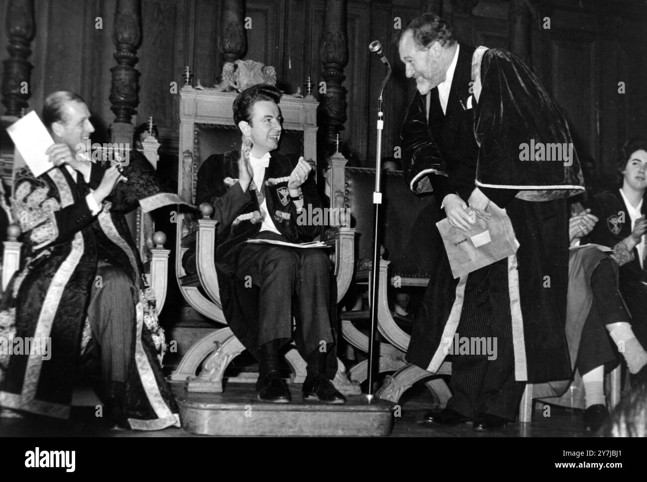 JAMES ROBERTSON JUSTICE WITH PRINCE PHILIP AND GEORGE FOULKES IN EDINBURGH, SCOTLAND / ; 12 FEBBRAIO 1964 Foto Stock