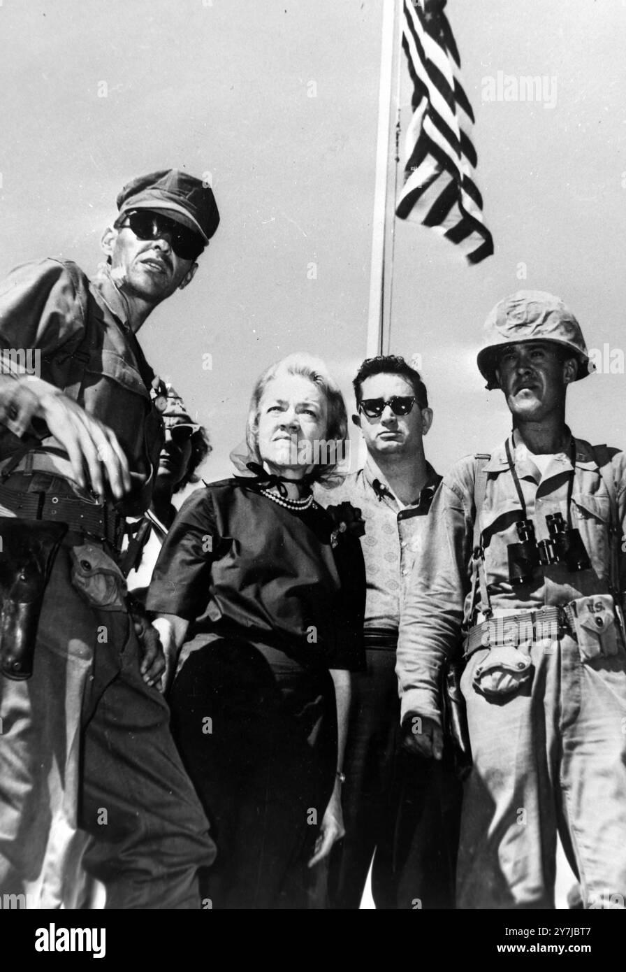 ICAPTAIN VAN HORNE F US MARINE CON IL SENATORE MARGARET CHASE SMITH E JAMES E WILSON ALLA BASE NAVALE DI GUANTÁNAMO A CUBA; 11 FEBBRAIO 1964 Foto Stock