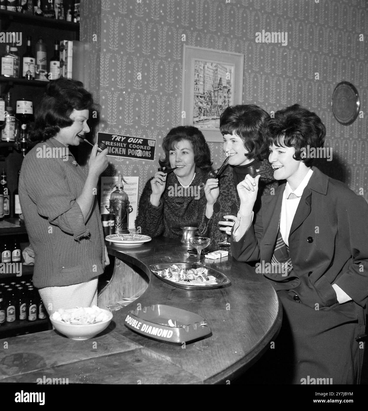 MRS NEWMAN CHE FUMA UNA PIPA A WARLEY / ; 10 FEBBRAIO 1964 Foto Stock