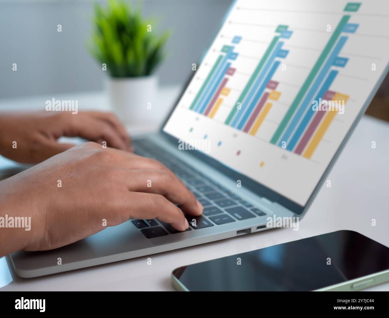 L'uomo d'affari mostra un notebook per analizzare e gestire i dati aziendali, analisi aziendale con grafici, metriche e KPI per migliorare le prestazioni organizzative Foto Stock