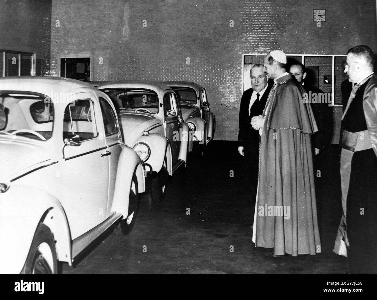 PAPA PAOLO VI VISITA IL GARAGE VATICANO NELLA CITTÀ DEL VATICANO, ROMA - VOLKSWAGEN BEATLE ; 9 FEBBRAIO 1964 Foto Stock