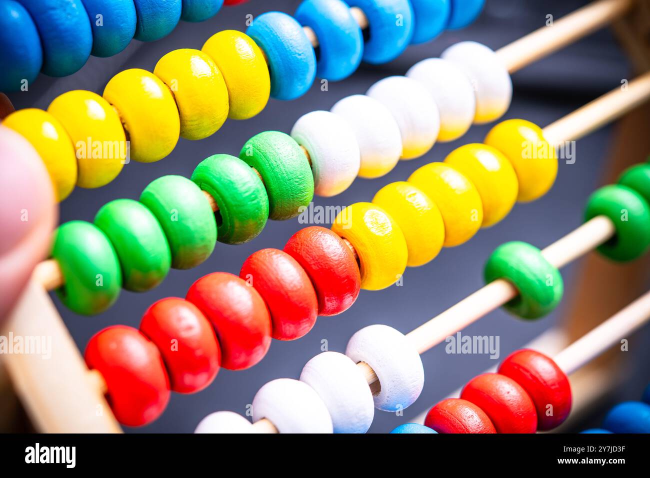 Il colorato abaco in legno offre un'esperienza di apprendimento tattile per i bambini, migliorando le prime abilità matematiche, il conteggio, i colori e il gioco educativo, ideale per i bambini Foto Stock