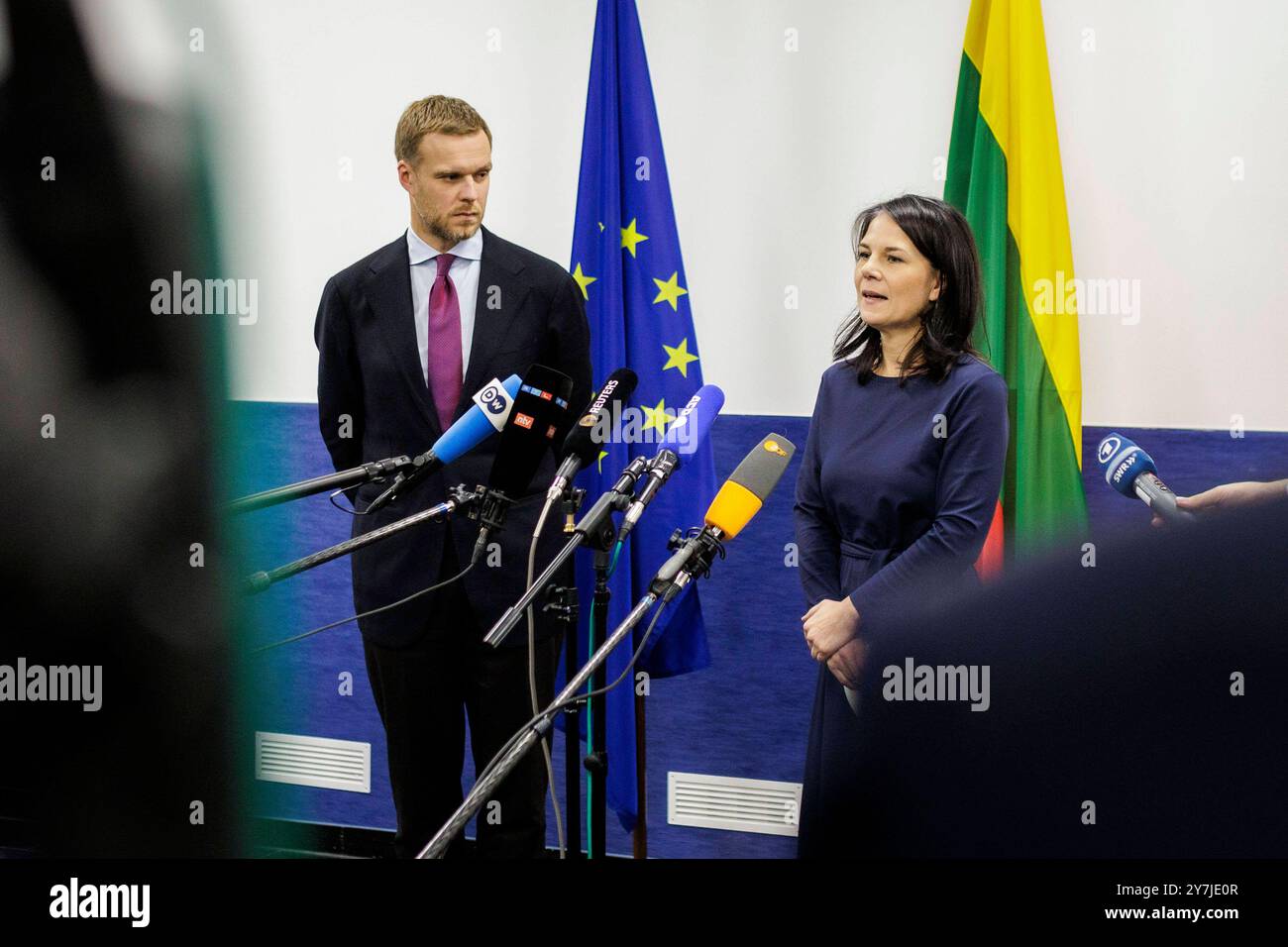 Gabrielius Landsbergis, Aussenminister von Litauen, und Annalena Baerbock Buendnis 90/die Gruenen, Bundesaussenministerin, aufgenommen im Rahmen eines Pressestatements in Berlin, 30.09.2024. Fotografiert im Auftrag des Auswaertigen Amtes. Berlin Deutschland *** Gabrielius Landsbergis, ministro degli Esteri lituano, e Annalena Baerbock Buendnis 90 Die Gruenen , ministro federale degli Esteri, fotografato durante una dichiarazione stampa a Berlino, 30 09 2024 fotografato per conto del Ministero federale degli Esteri di Berlino Germania Copyright: XKiraxHofmann/AAX Foto Stock