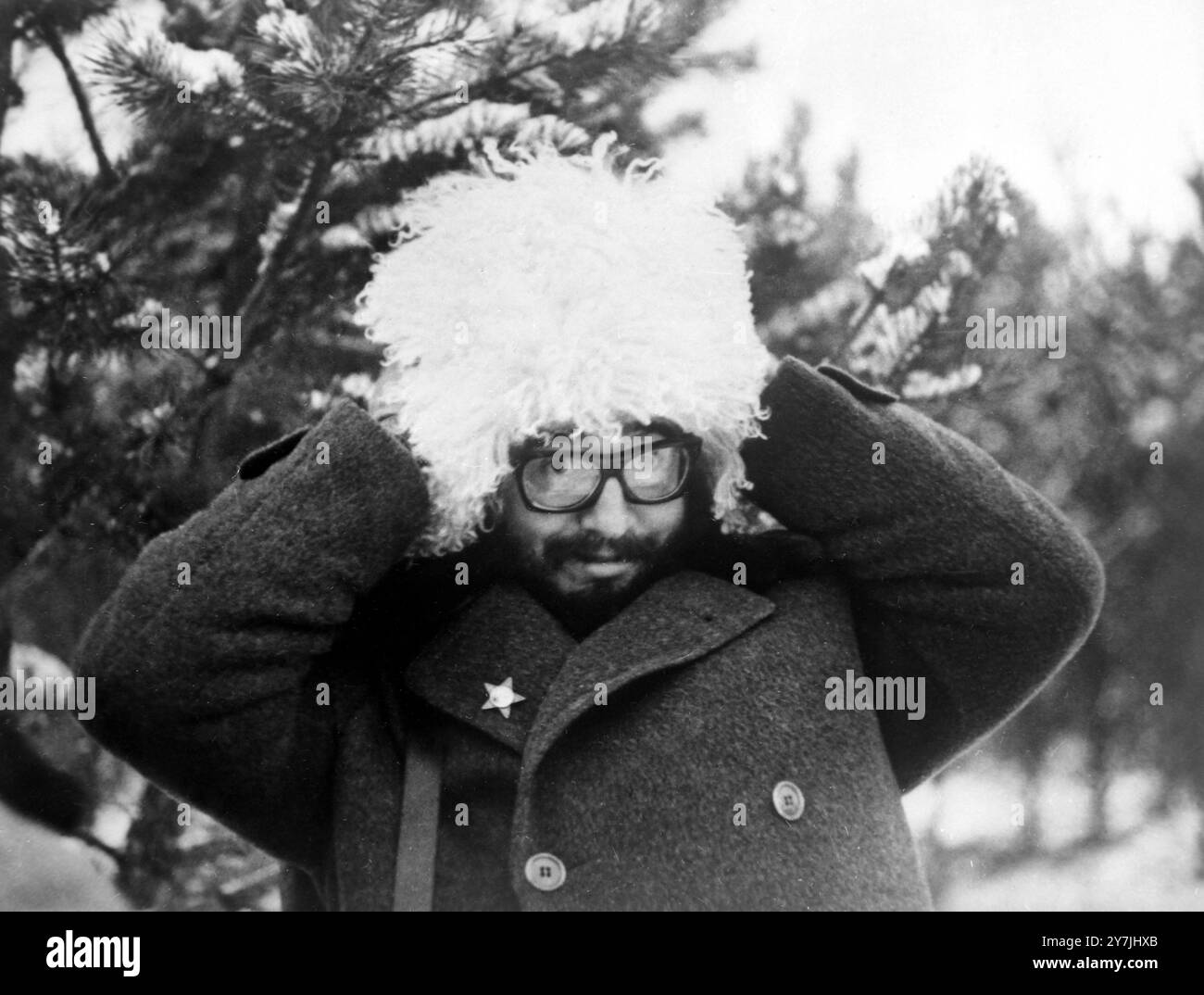 23 GENNAIO 1964 FIDEL CASTRO, PREMIER DI CUBA, PROVA UN CAPPELLO IN PELLE DI PECORA PER TENERE LONTANO IL FREDDO DURANTE IL SUO TOUR DI MOSCA, URSS. Foto Stock