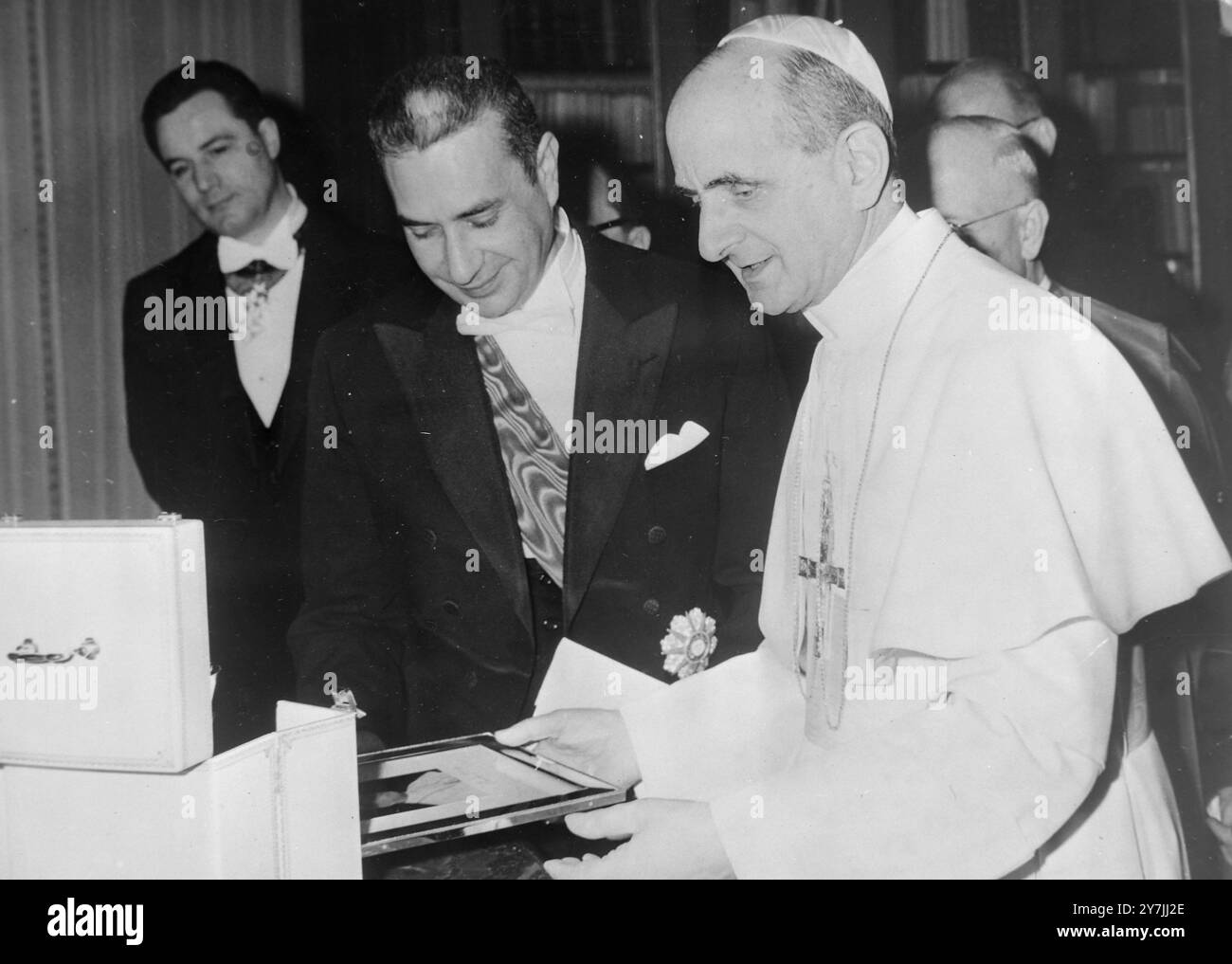 PAPA PAOLO VI E IL PREMIER ITALIANO ALDO MORO SI SCAMBIANO DONI NELLA CITTÀ DEL VATICANO / ; 23 GENNAIO 1964 Foto Stock