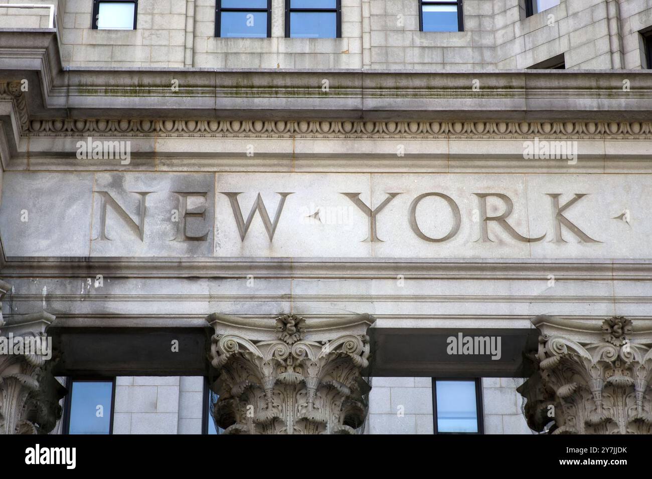 La facciata di New York City Hall, progettata in modo complesso, mostra l'importante iscrizione "New York", a testimonianza del suo significato storico dal 181 Foto Stock