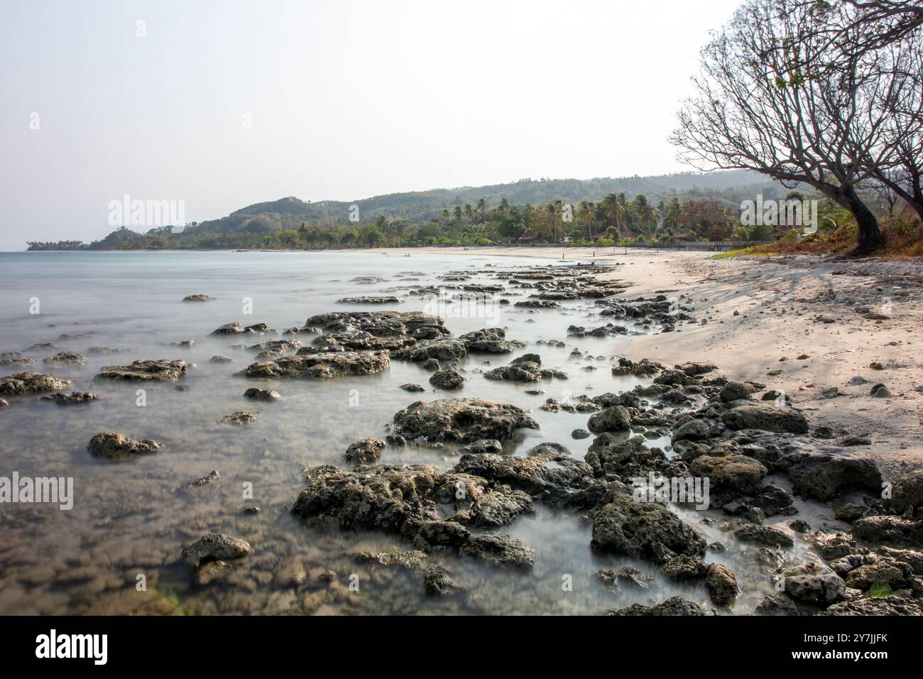 Acque calme sopra il vivace Corallo. Un capolavoro naturale. Foto Stock