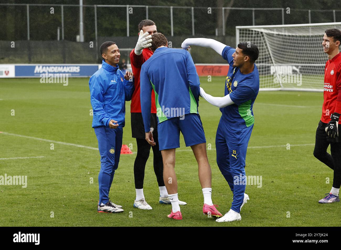 EINDHOVEN - (L-R) Mauro Junior del PSV Eindhoven, PSV Eindhoven portiere Joel Drommel, Guus Til del PSV Eindhoven, Couhaib Driouech del PSV Eindhoven durante una sessione di allenamento all'Herdgang prima della partita di Champions League del PSV Eindhoven contro lo Sporting CP. ANP MAURICE VAN STEEN Foto Stock