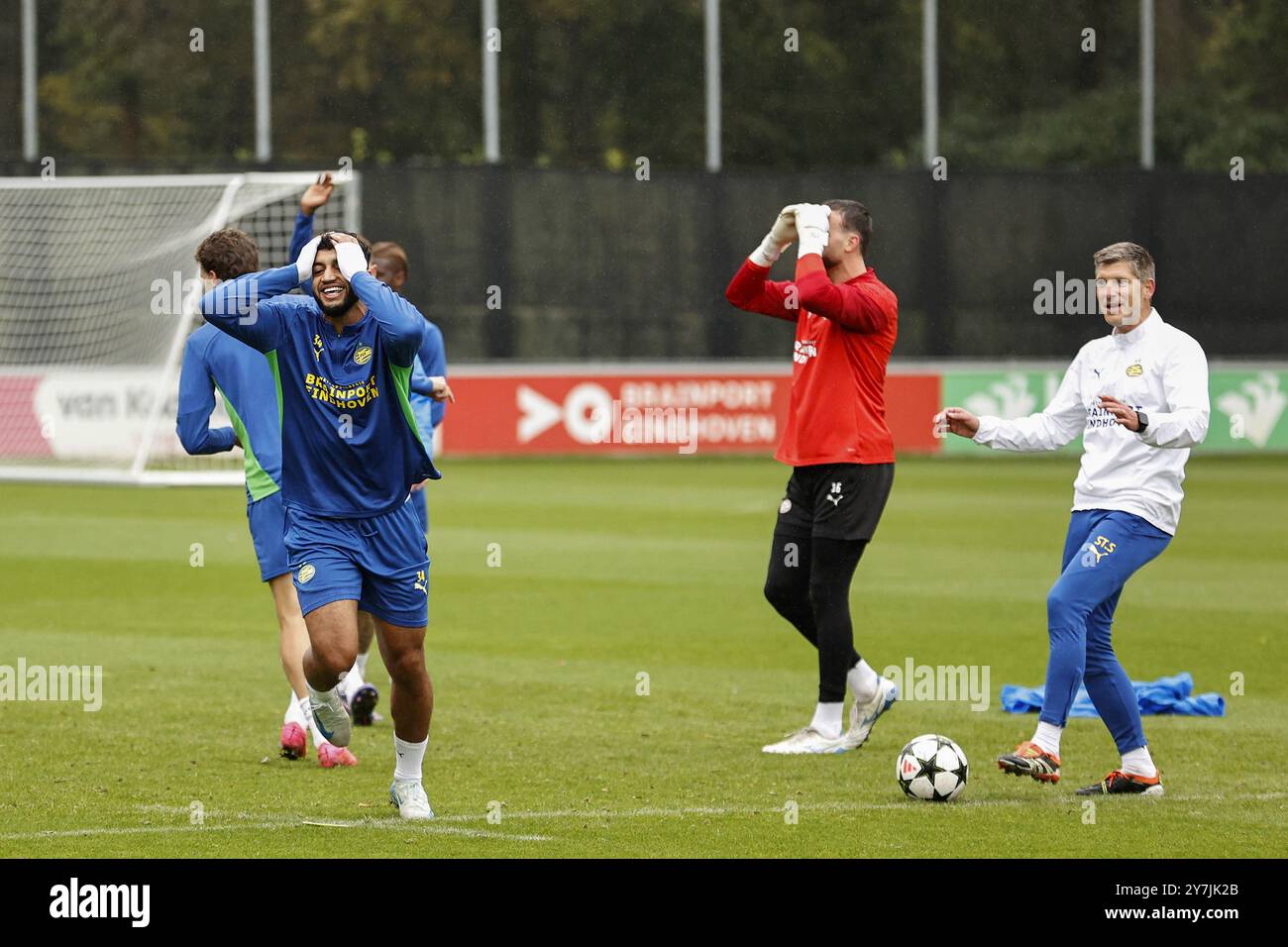 EINDHOVEN - (L-R) Guus Til del PSV Eindhoven, Ismael Saibari del PSV Eindhoven, portiere del PSV Eindhoven Joel Drommel, assistente allenatore del PSV Eindhoven Stijn Schaars durante una sessione di allenamento presso l'Herdgang prima della partita di Champions League del PSV Eindhoven contro lo Sporting CP. ANP MAURICE VAN STEEN Foto Stock