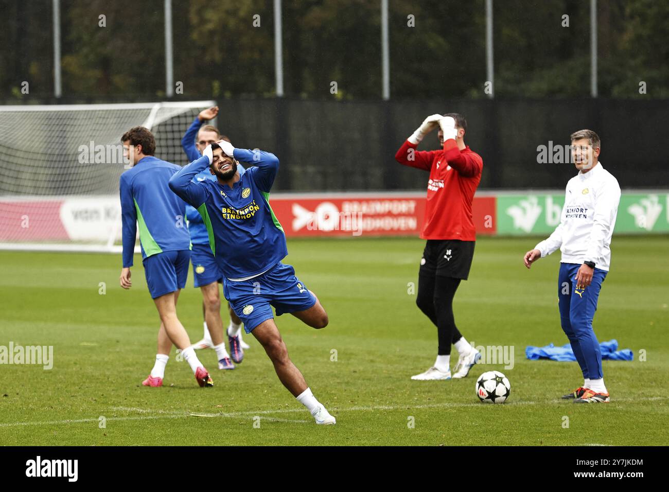 EINDHOVEN - (L-R) Guus Til del PSV Eindhoven, Ismael Saibari del PSV Eindhoven, portiere del PSV Eindhoven Walter Benitez, assistente allenatore del PSV Eindhoven Stijn Schaars durante una sessione di allenamento presso l'Herdgang prima della partita di Champions League del PSV Eindhoven contro lo Sporting CP. ANP MAURICE VAN STEEN Foto Stock