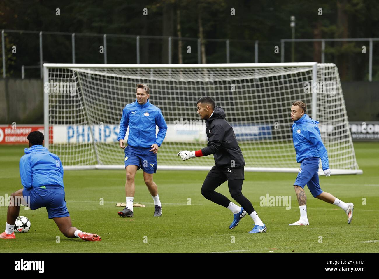EINDHOVEN - (L-R) Ryan Flamingo del PSV Eindhoven, Luuk de Jong del PSV Eindhoven, il portiere del PSV Eindhoven Walter Benitez, Noa Lang del PSV Eindhoven durante una sessione di allenamento all'Herdgang prima della partita di Champions League del PSV Eindhoven contro lo Sporting CP. ANP MAURICE VAN STEEN Foto Stock