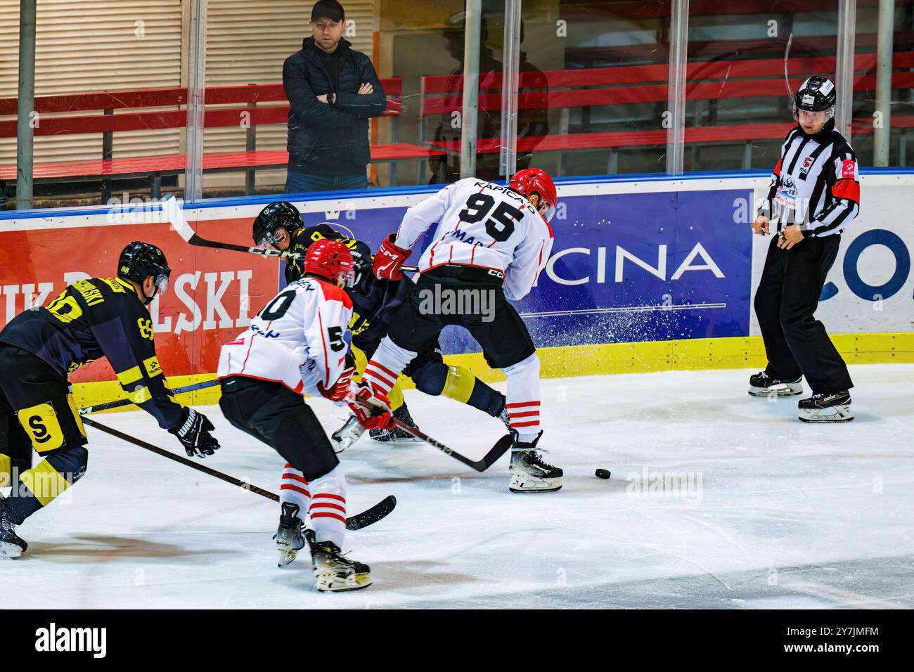 Cracovia 29.09.2024Hokej, Tauron Hokej Liga, Sezon 2024 2025, Kolejka 7 Cracovia vs GKS Katowice N/Z Walka o Krazek Pod Bramka GKS-U Piotr Front / Arena Foto Stock