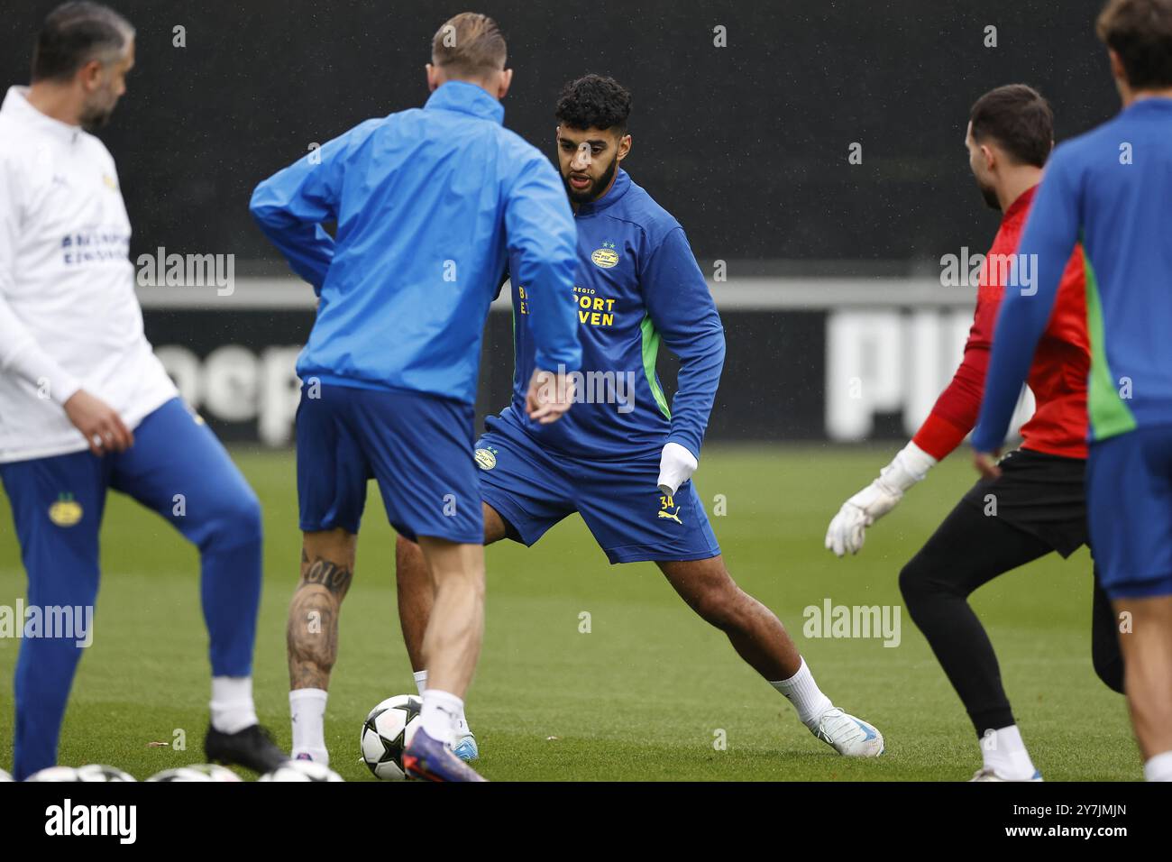 EINDHOVEN - (L-R) Rick Karsdorp del PSV Eindhoven, Ismael Saibari del PSV Eindhoven, il portiere del PSV Eindhoven Joel Drommel durante una sessione di allenamento a Herdgang prima della partita di Champions League del PSV Eindhoven contro lo Sporting CP. ANP MAURICE VAN STEEN Foto Stock
