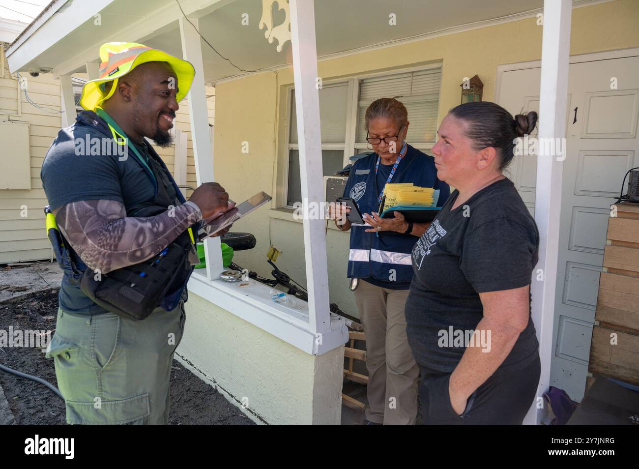 Bradenton, Stati Uniti. 29 settembre 2024. Un membro del team FEMA Disaster Survivor Assistance parla con un residente dopo l'uragano Helene, il 29 settembre 2024 a St Bradenton, Florida. Crediti: Liz Roll/FEMA/Alamy Live News Foto Stock