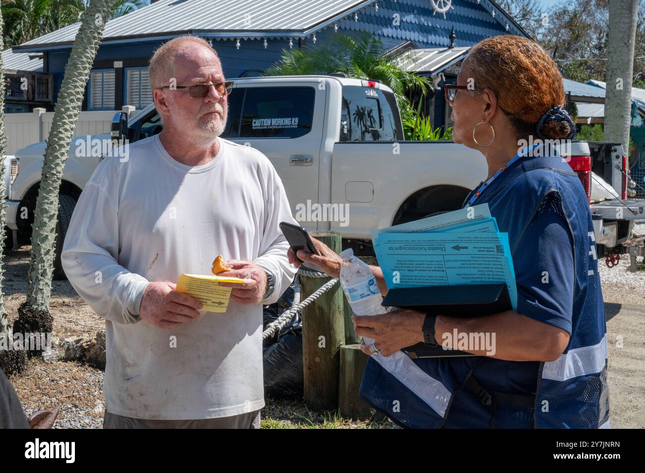 Bradenton, Stati Uniti. 29 settembre 2024. Un membro del team FEMA Disaster Survivor Assistance parla con un residente dopo l'uragano Helene, il 29 settembre 2024 a St Bradenton, Florida. Crediti: Liz Roll/FEMA/Alamy Live News Foto Stock