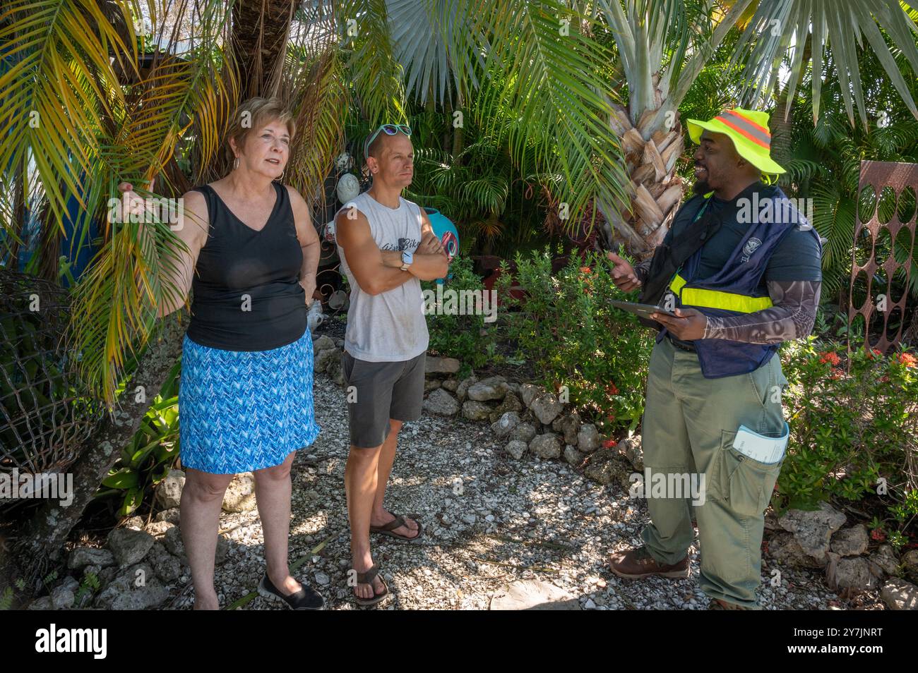 Bradenton, Stati Uniti. 29 settembre 2024. Un membro del team FEMA Disaster Survivor Assistance parla con un residente dopo l'uragano Helene, il 29 settembre 2024 a St Bradenton, Florida. Crediti: Liz Roll/FEMA/Alamy Live News Foto Stock