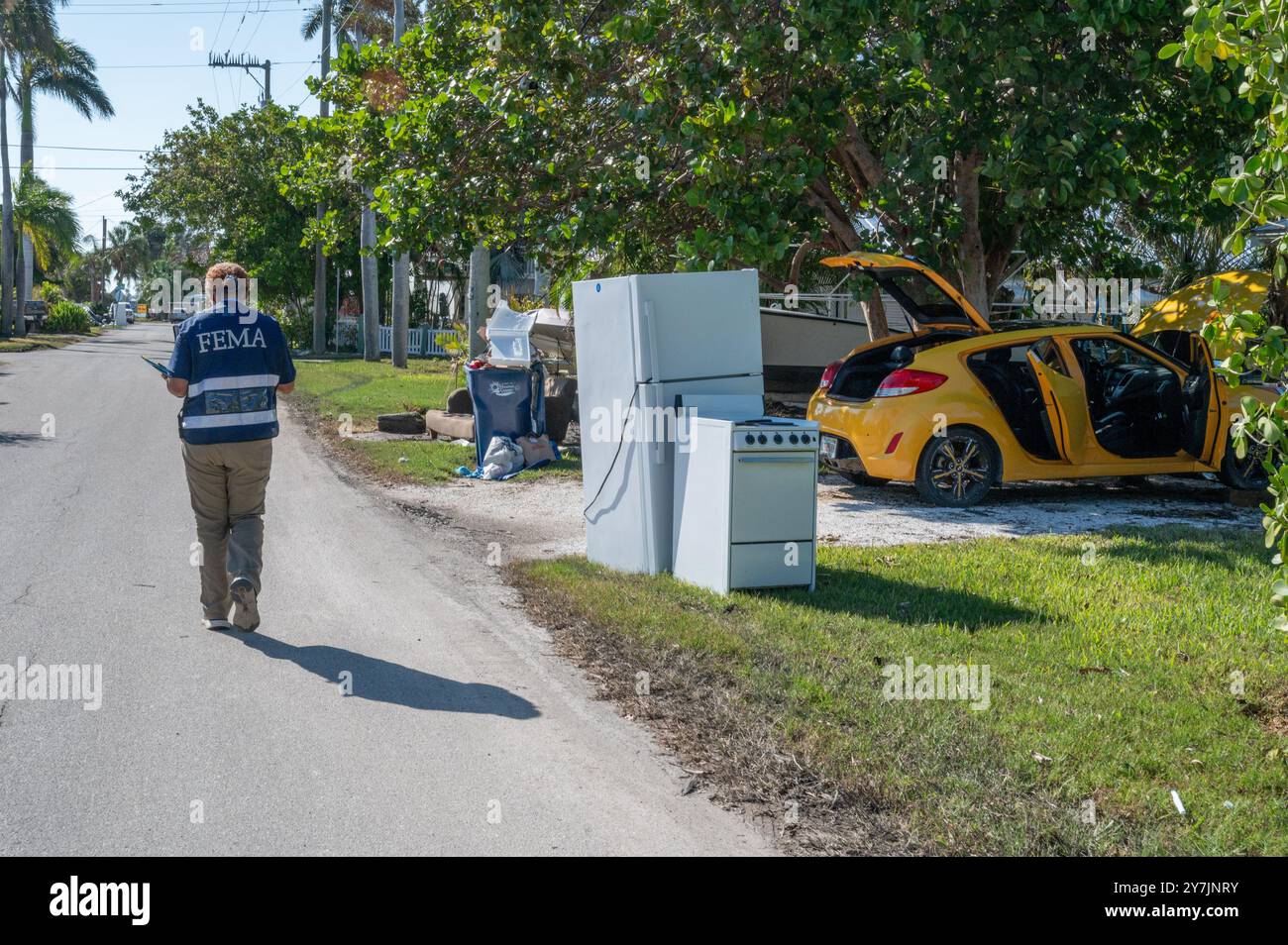 Bradenton, Stati Uniti. 29 settembre 2024. Le squadre di soccorso FEMA Disaster Survivor Assistance passano davanti ai beni domestici danneggiati e distrutti mentre i residenti ripuliscono dopo l'uragano Helene, 29 settembre 2024 a St Bradenton, Florida. Crediti: Liz Roll/FEMA/Alamy Live News Foto Stock