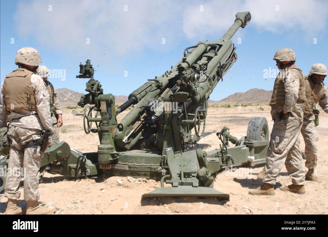 IL CORPO DEI MARINES STATUNITENSI sparò un M777 Howitzer nella loro base di Twentynine Palms in California, il 25 maggio 2005. Photo9: US Marine Corps/Sgt Jose E. Guillen Foto Stock