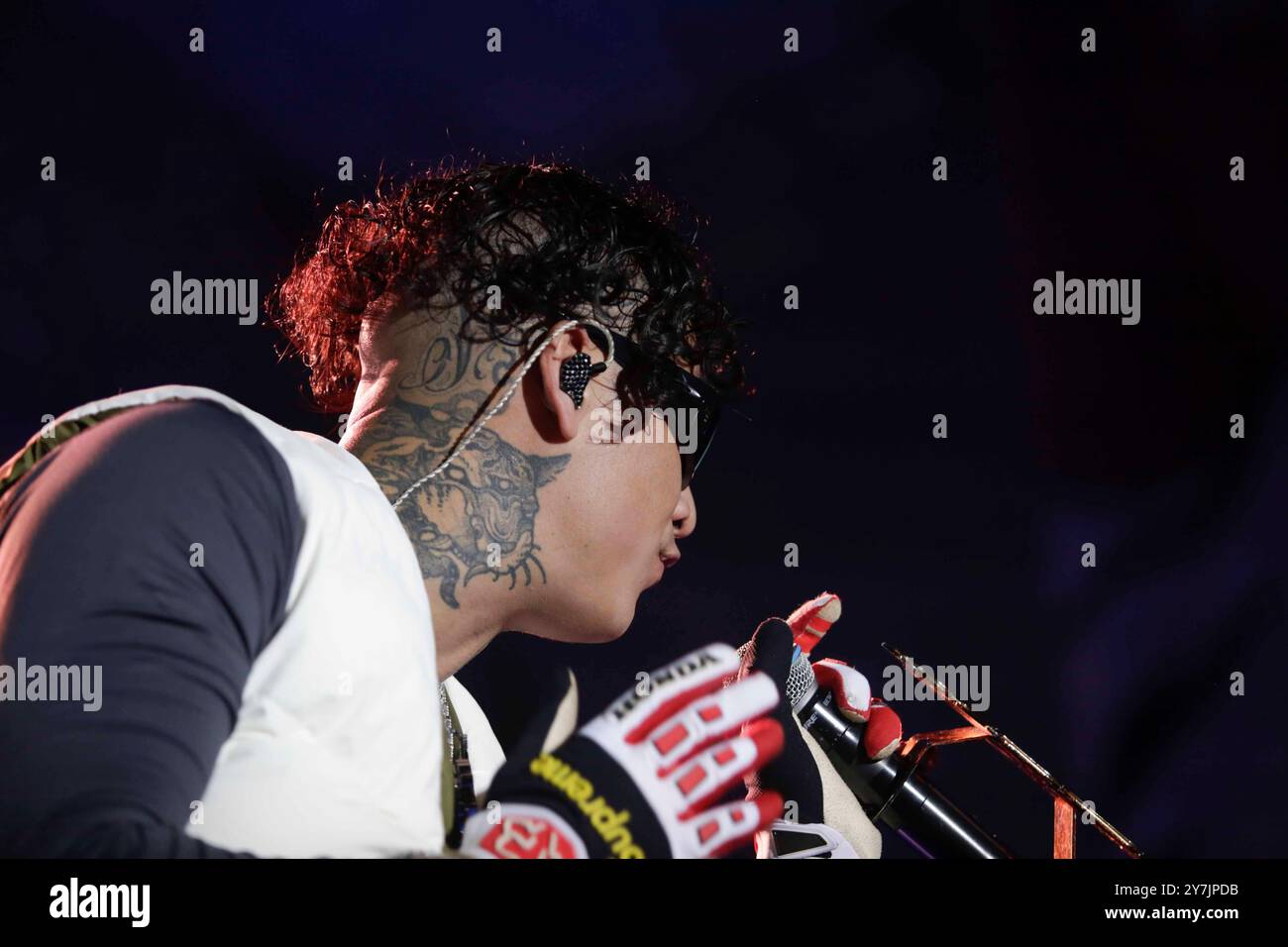 Città del Messico, Messico. 29 settembre 2024. ALEMAN, rapper e compositore messicano, si è esibito in un evento gratuito al Monumento a la Revolución come parte del festival "Hasta Siempre Presidente" per salutare il presidente ANDRES MANUEL LOPEZ OBRADORES, con una capacità di circa 55.000 persone all'evento. Crediti: Luis e Salgado/Alamy Live News Foto Stock