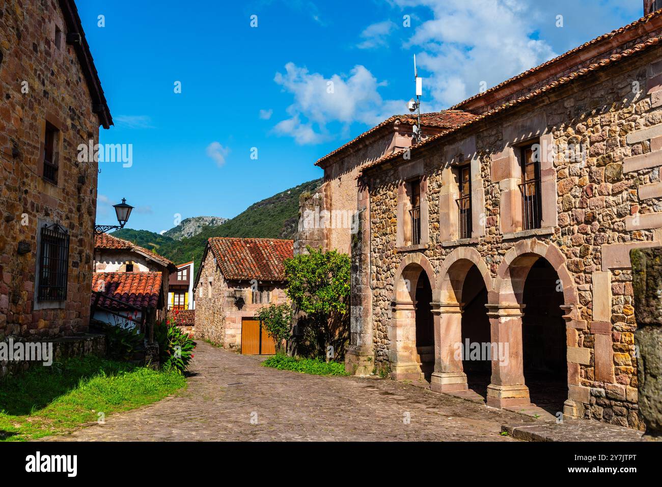 Vista panoramica di Carmona, un piccolo villaggio tradizionale in Cantabria. Uno dei villaggi più belli della Spagna Foto Stock